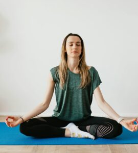 Giovane donna in posizione yoga