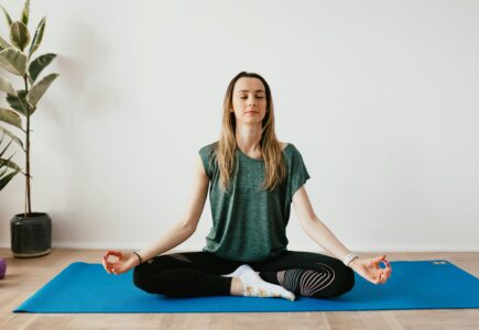 Giovane donna in posizione yoga